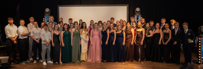 Der gesamte Jahrgang im Gruppenfoto.