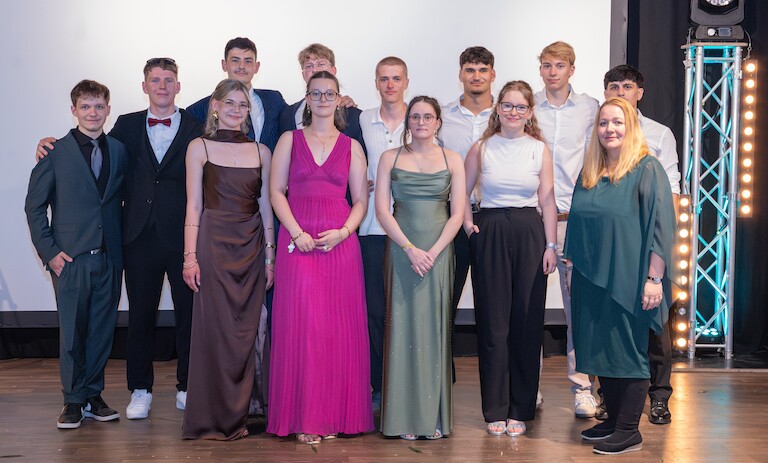 Der Kurs mit Frau Purfürst auf der Bühne.