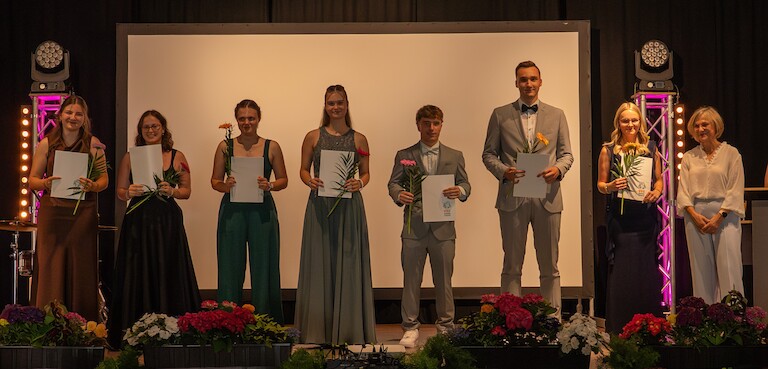 BGy AbsolventInnen auf der Bühne.