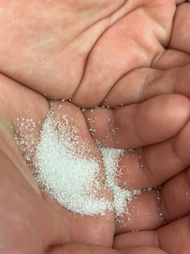 In einer Hand befindet sich Pflegesalz