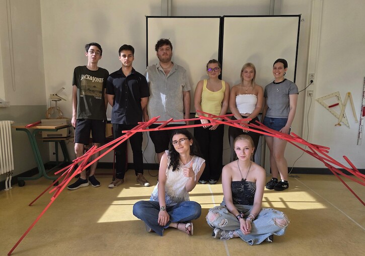Gruppenbild mit Brücke