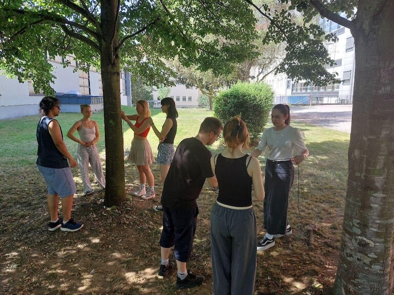 Schülerinnen und Schüler bauen das Spinnennetz