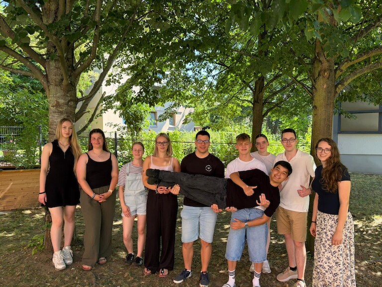 Gruppenbild vor dem Spinnennetz