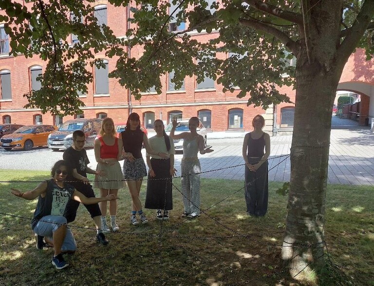 Gruppenbild am Spinnennetz