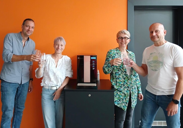 4 Personen testen den Wasserspender