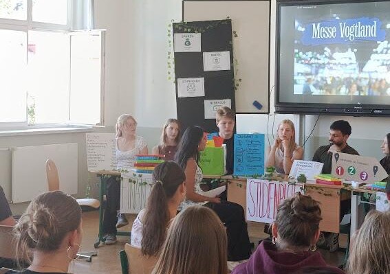 Messestände im  Klassenzimmer