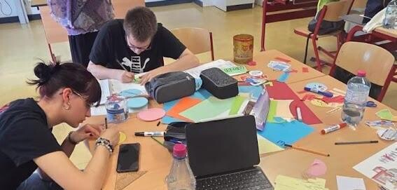 Schülerinnen und Schüler gestalten kreativ die Messestände