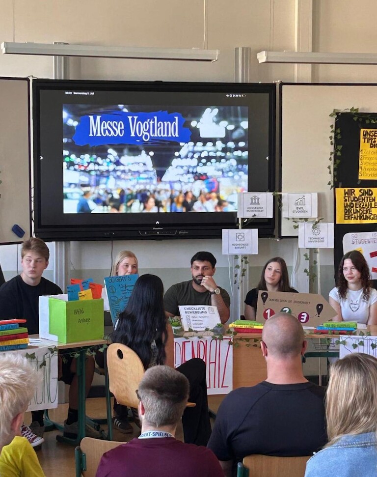 Messestände im  Klassenzimmer