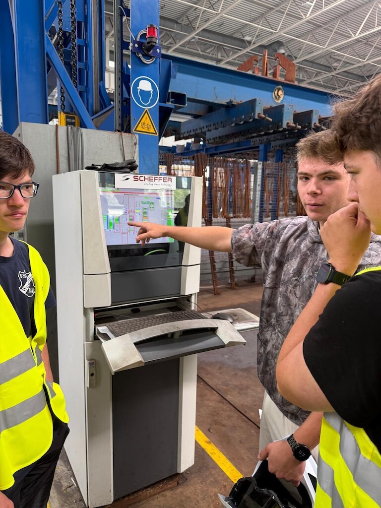 ein Schüler zeigt seinen Arbeitsplatz