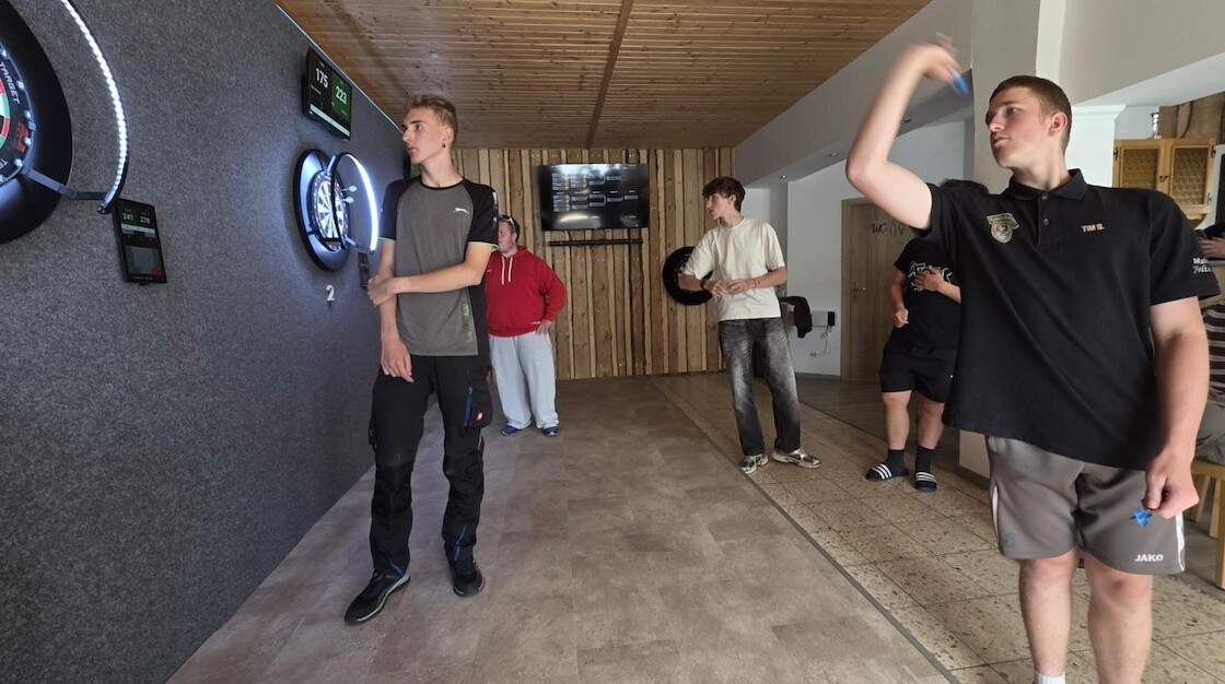 Schüler beim Dart spielen