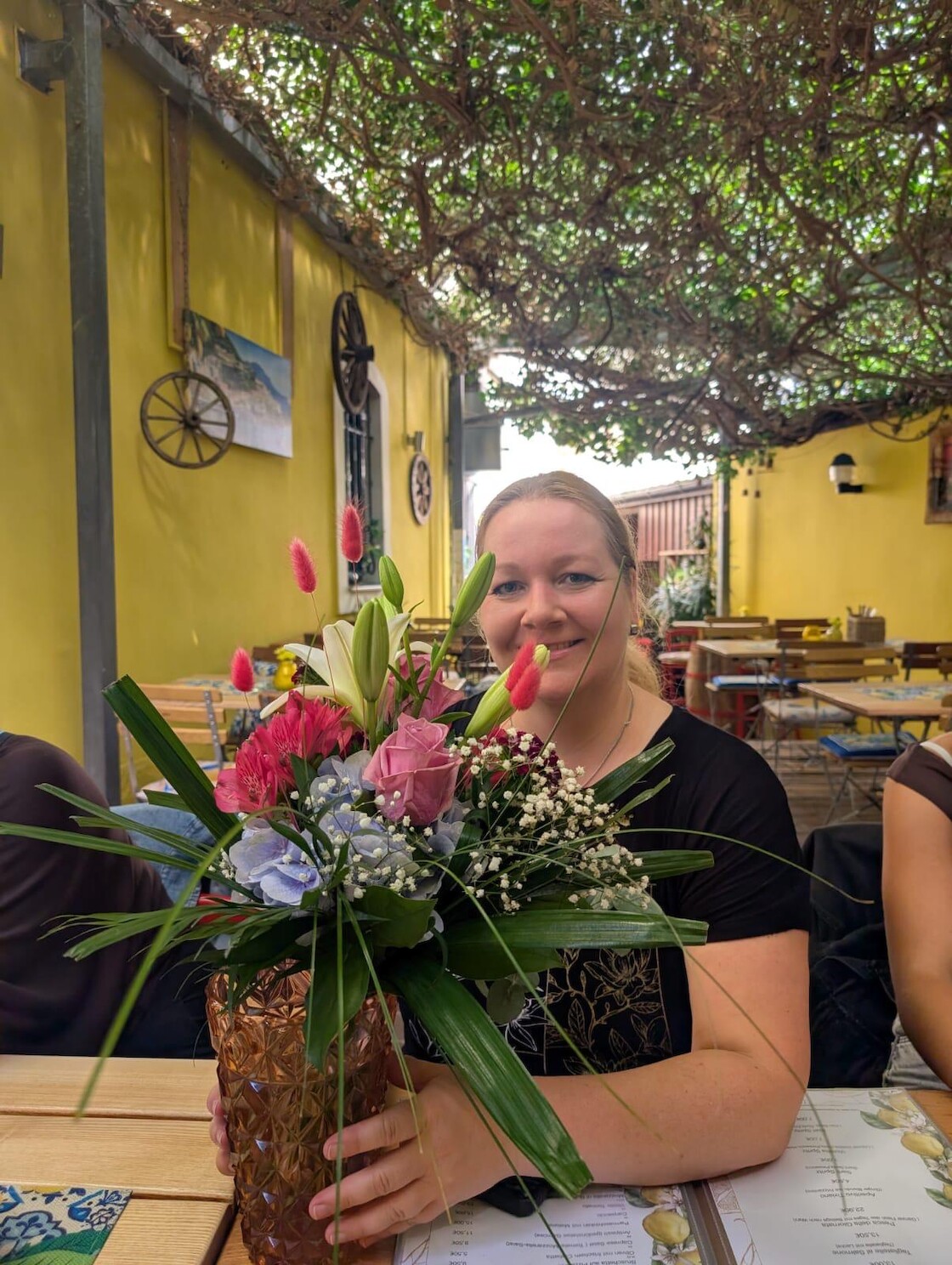 Lehrerin mit Blumen